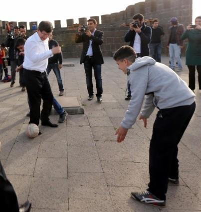 D��i�leri Bakan� Ahmet Davuto�lu, Diyarbak�r gezisi s�ras�nda futbol oynayan �ocuklara e�lik ederken g�r�l�yor.