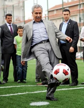 Ba�bakan yard�mc�s� B�lent Ar�n�, hal� saha a��l���nda kaleciye penalt� att�.