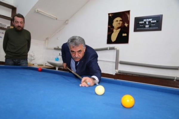 G�mr�k ve Ticaret Bakan� Hayati Yaz�c�, Rize'de bilardo oynarken g�n�n stresini de att�.