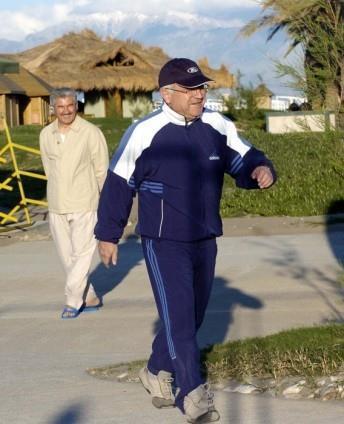 TBMM Ba�kan� Cemil �i�ek, sabah y�r�y��� yaparken