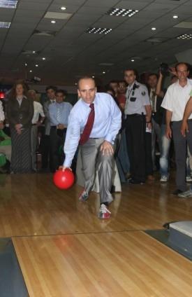 Maliye Bakan� Mehmet �im�ek, bovling oynarken