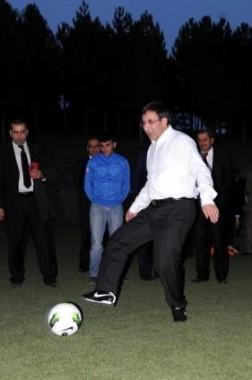 Kalk�nma Bakan� Cevdet Y�lmaz, Bing�l'de hal� saha a��l���nda spor ayakkab�lar�n� giyip penalt� at��� yapt�.