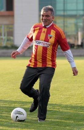Liderler, topla bulu�tu�unda i� yo�unlu�undan bir an i�in uzakla��rken i�lerindeki �ocuk da ortaya ��kt�. Foto�rafta Be�ikta�l� oldu�u bilinen Cumhurba�kan� Abdullah G�l, memleketi Kayserisporun formas� ile top oynarken g�r�l�yor