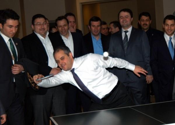 Gen�lik ve Spor Bakan� Akif �a�atay K�l��, �stanbul'daki incelemeleri s�ras�nda masa tenisi oynayarak g�n�n stresini atarken.