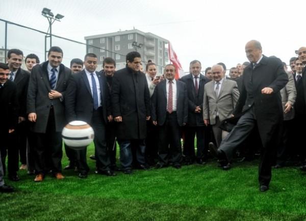 MHP Genel Ba�kan� Devlet Bah�eli, hal� saha a��l���nda kaleciye penalt� att�.