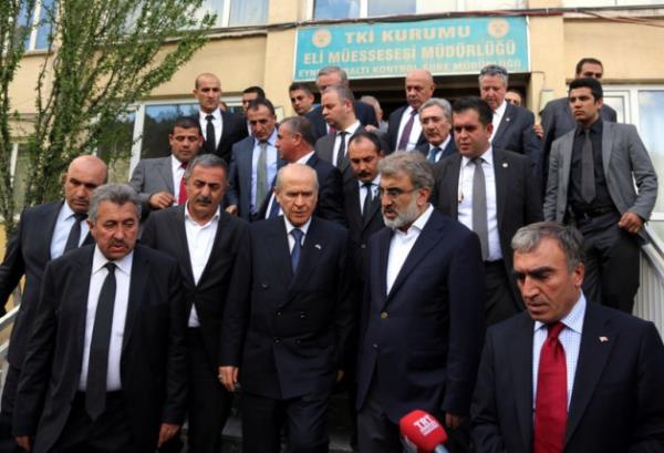 Sonrasnda yaklak iki saatlik karayolu yolculuu ile saat 22.30'da Soma'ya ulald. Yetkililerden ilk bilgiyi aldktan hemen sonra basn aklamas yapt.