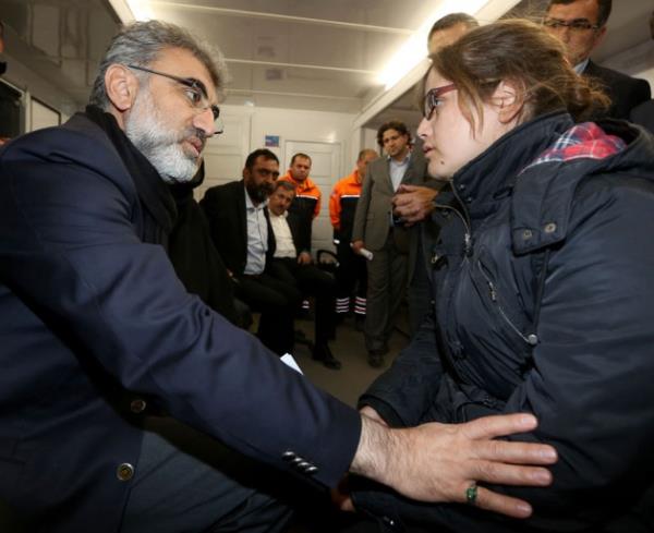 <p><b>VATANDALARLA BRE BR LGLENYOR</b></p>    MADEN nndeki yaknlarla gren Bakan Taner Yldz, hastaneye ya da souk hava deposuna kaldrlan yaknlarn bulamayanlarla tek tek ilgilendi, eksik olan l ve yaral listelerinin her hastaneye ve blgedeki souk hava depolarna aslmas talimatn verdi.