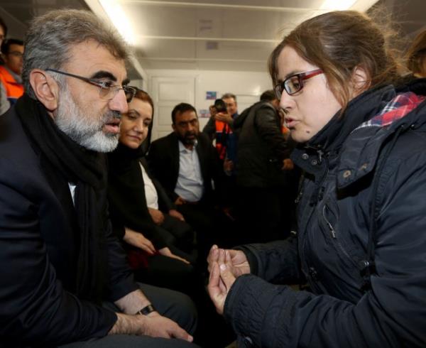 Bu arada kurtarma almalar bekleyiinde sinirleri gerilen vatandalarla da konuan Taner Yldz, ortamn elektriklenmesini nleyerek, madene girmek isteyen vatandalar ekiplerin alt konusunda ikna etti ve salkl almann yrtlmesini salad.