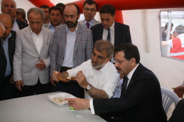 <p><b>SMT, BSKV VE AIK AYLA AYAKTA</b></p>    SOMA'YA geldiinde yapt ilk i maden ocann giriine, kurtarma yaplan yere gitmek olan Yldz, hem yetkililerden bilgi ald hem de ailelerle temasa geti.