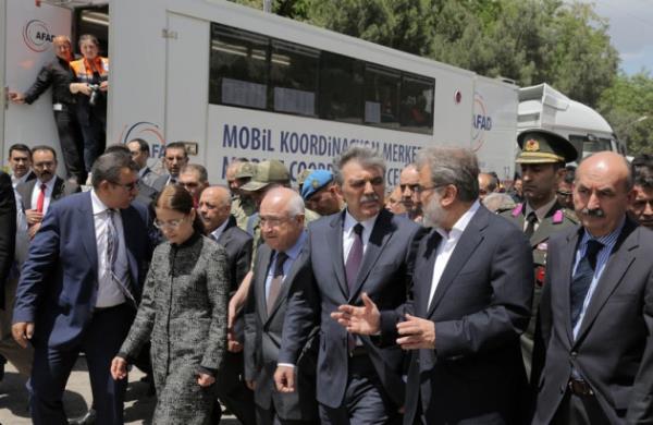 Bakan Yldz, maden nnde yaknlarnn kurtarlmasn bekleyen ailelerin sinirlerinin gerilerek kurtarma almalarn engelleyecek bir infiale yol amamas iin de, ailelerle tek tek grerek, itidal tavsiye ederek, almalarn salkl yrmesini salad.