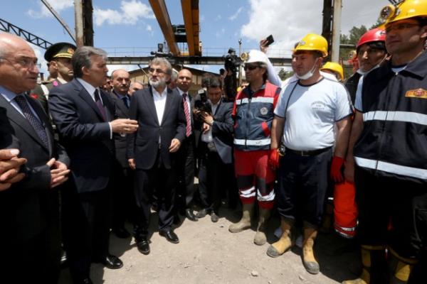 <p><b>YEN MADENCYE CEKETN VERD</b></p>    Soma'da stn gayret ve performans ile alan Enerji Bakan Yldz'n yen bir madenciye ceketini verdii renildi.