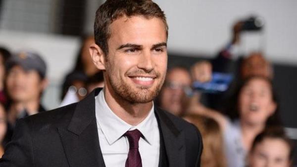 Theo James, zellikle kaln dudaklar ve burun yapsyla dikkat ekiyor.