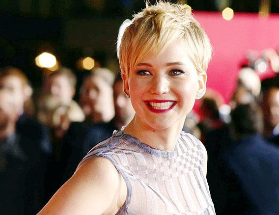 Jennifer Lawrence tam iki kez yaayan en seksi kadn seildi. Ama yzndeki bebeksi hatlar onu olduundan daha gen gsteriyor.