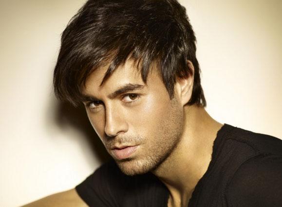 Enrique Iglesias, babasnn genlerini ald ve bu adan da ok ansl. 39 yana gelmi olsa da hala bebeksi yz hatlarn koruyor.