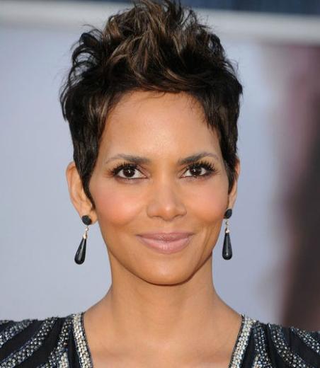 Halle Berry de kusursuz yz hatlarna sahip. zellikle de cildi 47 yandaki bir kadn iin inanlmayacak kadar gen.