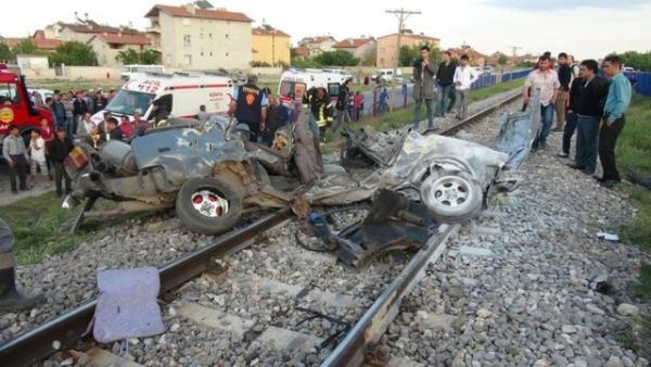 Yaklak 350 metre trenin altnda srklenen ve hurda ynna dnen aracn srcs Hasan Yldz ve ayn yataki Fatih nal, hayatn kaybetti.