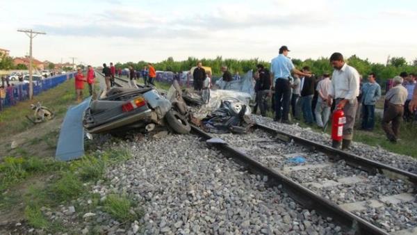 Bu srada otomobil iinde bir ocuun da olabilecei ihtimali zerine polis ve itfaiye ekipleri arata arama yapt ancak baka kii bulunmad.