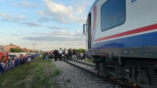 Ara iinde skan Yldz ve nal'n cesedi itfaiye ve salk grevlilerinin mdahalesiyle skt yerden kartld.