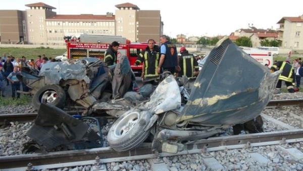 Makinistler Ali G. ve Mustafa . ynetimindeki Konya-Karaman seferini yapa hzlandrlm yolcu treni, uyar levhas ve  bulunan hemzemin geitten gemek isteyen 23 yandaki Hasan Yldz ynetimindeki 42 PV 137 plakal otomobile arpt.