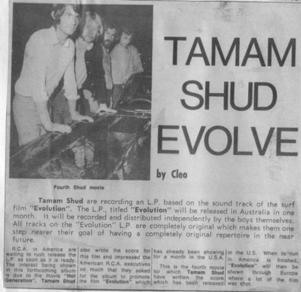 ans eseri, bir adam polisle balantya geip "Tamam Shud" sayfas olmayan o kitab bulduunu sylyor. Kitabn sayfas eksik olan yerine bir not ilave edilmi ve notta 50'ye yakn sembol yer alyor.