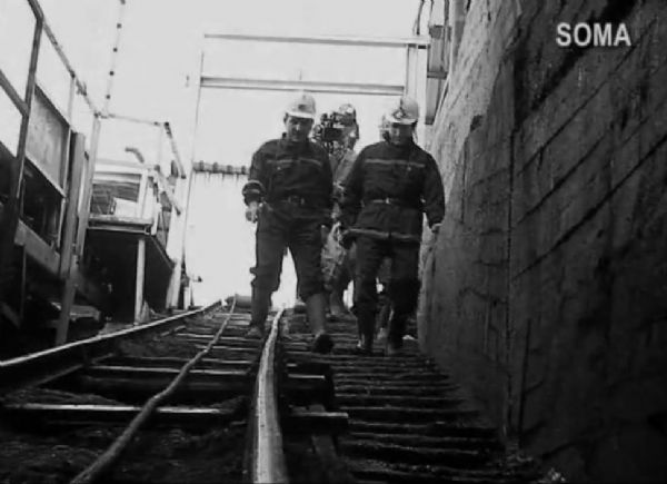 Yerin 170 metre altnda Hakan Doanay ile rportaj yapan iiler kendi mesleklerini kolay i olarak aktarrken kmrclkten baka bir i yapamayacaklarn anlatyor. Bir madenci ise, "Madenci adam gnee bile bakamyor. Madenci adam yer altn istiyor" diyerek espri yapyor.