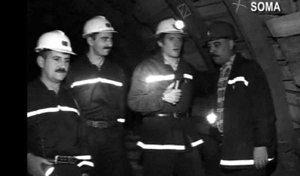 Riskli ve yorucu bir ite altklarn ifade eden ve 15 yldr yerin altnda altn belirten bir dier iisi de "Yapacak baka iimiz olmad iin severek yapyoruz" derken 'Olunun madenci olmasn ister misin?' sorusuna ise "Onun okumasn istiyorum. Maden mhendisi olsun ama okusun" yant veriyor.