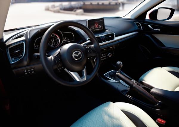 Yeni Mazda3 hatchback d�nya lansman�n� ger�ekle�tirdi ve tasar�m harikas�n� tan�tt�.