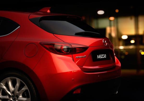Yeni Mazda3 hatchback d�nya lansman�n� ger�ekle�tirdi ve tasar�m harikas�n� tan�tt�.