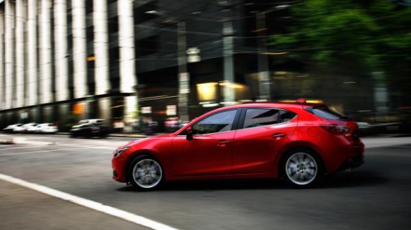 Yeni Mazda3 hatchback d�nya lansman�n� ger�ekle�tirdi ve tasar�m harikas�n� tan�tt�.