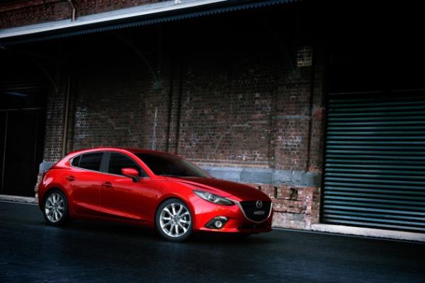 Yeni Mazda3 hatchback d�nya lansman�n� ger�ekle�tirdi ve tasar�m harikas�n� tan�tt�.