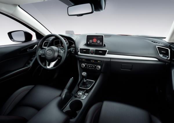 Yeni Mazda3 hatchback d�nya lansman�n� ger�ekle�tirdi ve tasar�m harikas�n� tan�tt�.