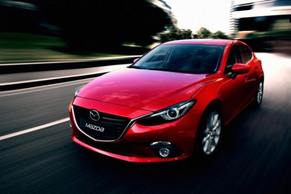 Yeni Mazda3 hatchback d�nya lansman�n� ger�ekle�tirdi ve tasar�m harikas�n� tan�tt�.