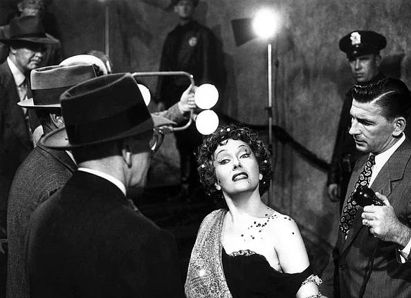 <p><b>22- Sunset Boulevard (1950)</b></p>  Hayr demeyi renebilmek iin.