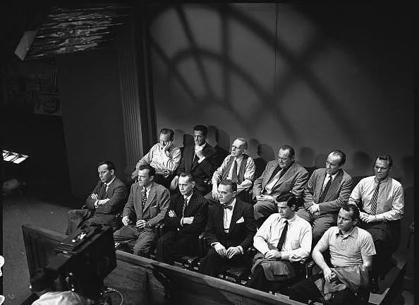 <p><b>15- 12 Angry Men (1957)</b></p>  Bir kitab kapandan, insan grnnden veya bakalarnn sylediklerinden yarglayamayacanz anlamak iin.