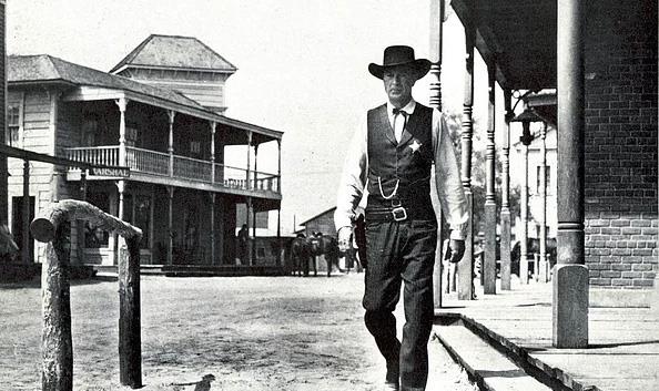 <p><b>16- High Noon (1952)</b></p>  Birinin kahraman olmay siz de isteyeceksiniz.