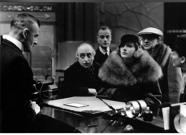 <p><b>26- Grand Hotel (1932)</b></p>  Bazen sadece yalnz kalmak istediinizi dorulamak iin