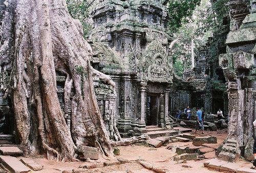 Dnyann en byk tapna olan ve ehre adn veren "Angkor Vat", lkenin en ok turist eken yapsdr.