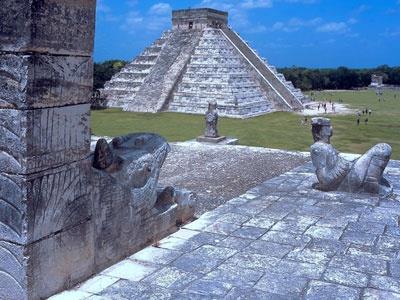 Burada bulunan ve dnyann en grkemli piramitlerinden biri olan El Castillo (Kale) Meksika'nn en ok ziyareti eken yaplarndan biridir.