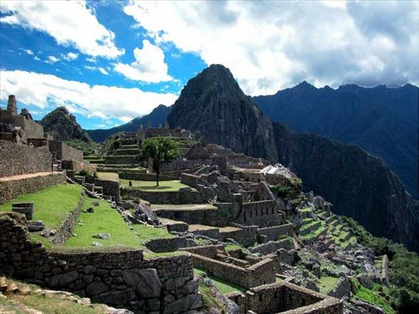 <p><b>Machu Picchu ? Peru</b></p>  And Dalar 'nn kollarndan birinin zirvesinde, 2.360 m ykseklikte, Urubamba Vadisi zerinde kurulmu olan bu antik ehir, dnyann en esrarengiz yerleim yerlerinden biridir. Kurulu amac ve anlam zerine bilimsel bir ipucu bulunmamasndan, sadece tahminler yaplabilmektedir.