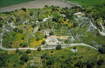 <p><b>Truva (Troy)</b></p>    anakkale snrlar iinde yer alan ve Kaz Da eteklerinde kurulan bu antik kent, Homeros tarafndan yazld sanlan iki manzum destandan biri olan lyada'da bahsi geen "Troya Sava"nn getii yerdir. M.. 3500 ylnda kurulan Truva antik kenti, M.S. 500 ylna kadar