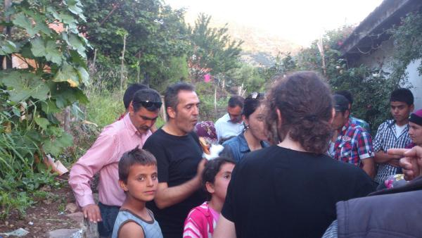 Anne Sevim ata ve baba Ahmet ata ile ikizlerin eleri Mrside ve Fatma ata?ya taziyelerini ileten sanatlar, kardelerin mezarlarn da ziyaret etti.