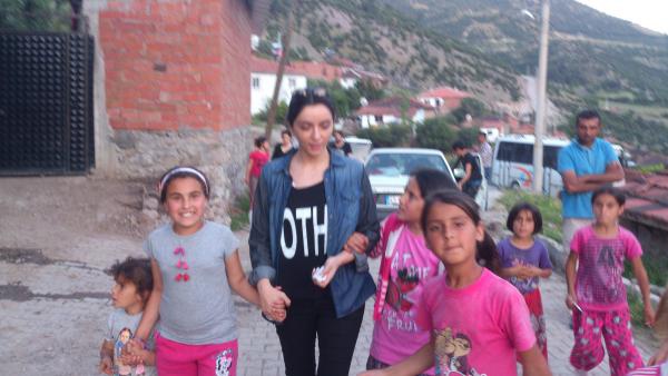 Bingl?n organizasyonuyla Soma?ya giden ekipte Bingl?n yan sra Edip Akbayram, Onur Akn, Halil Sezai, yk Grman, Pelin Batu ve Gonca Vuslateri vard.