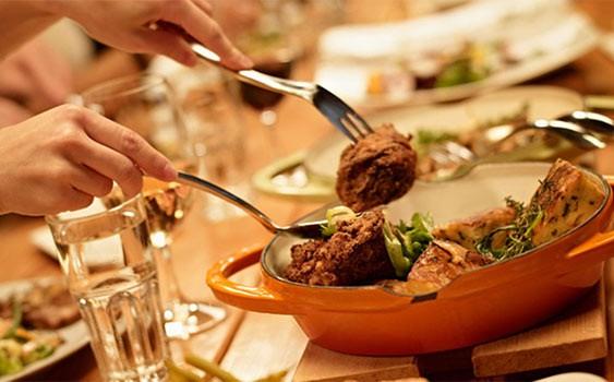 <p>Besin zehirlenmesinden ��pheleniliyorsa ne yap�lmal�d�r?</p> Kusma ve ishal v�cudun zehire g�sterdi�i tepkilerdendir. Bu nedenle �ikayetlerin ba�lamas�n� takiben 24 saat i�erisinde kesinlikle bulant� ve ishali �nleyici ila�lar kullan�lmamal�d�r.