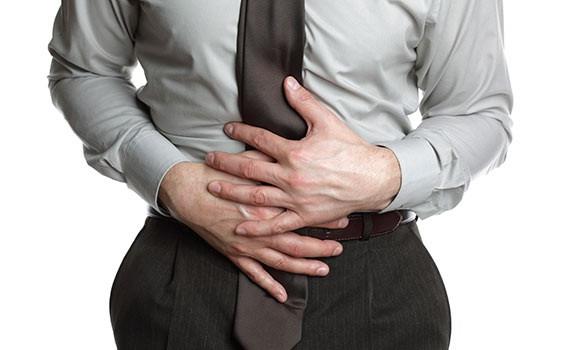 Besin zehirlenmelerinin belirtileri hastal��a neden olan bakteri veya toksinin �zelli�i, besinin ne oranda bakteri veya di�er ajanlar ile kirlendi�i, t�ketilen miktar ve ki�inin bakteriye kar�� g�sterdi�i duyarl�l��a g�re de�i�iklik g�stermekle birlikte, pek �o�unda mide bulant�s�, kusma, kar�n a�r�s�, ishal, kar�nda kramplar �eklindedir.