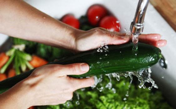 Sebze ve meyvelerin temizli�inde kesinlikle deterjan gibi kimyasal maddeler kullan�lmamal�d�r.