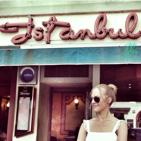 MERYEM UZERL stanbul'da birka saniye... Berlin