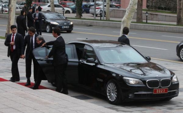 Eski ileri Bakan Muammer Gler'in makam arac BMW