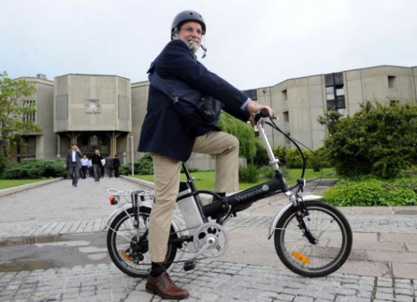 Mersin Milletvekili HDP E Genel Bakan Erturul Krk, aylardr bisikleti ile Meclis'in yolunu tutuyor. Evinden bisikleti ile yola kan Krk, Ankara trafiinde rahata yol alabiliyor. Bisikleti ile vatandalarn byk ilgisini gren Krk, yaklak 4 yldr bisiklet kullanyor. Peki siyasi liderler hangi makam aracn kullanyor? te Dnya siyasi liderleri ve makam aralar...