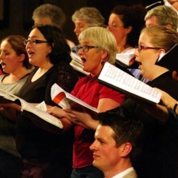 Bir koroya veya ark grubuna katln. Bir koroda, bakalaryla birlikte sylemek, ruhunuzu iyiletirecektir. Grupla ark sylemek, yoga yapmak kadar etkilidir.