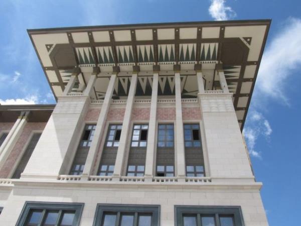 Temmuz ay sonunda tamamlanarak hizmete sokulmas planlanan yeni Babakanlk binasnn iinden ilk grntler ortaya kt.